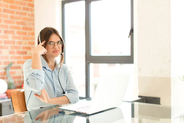 Ganska Telemarketer Känsla Förvirrad Och Förbryllad Visar Att Galen Galen — Stockfoto