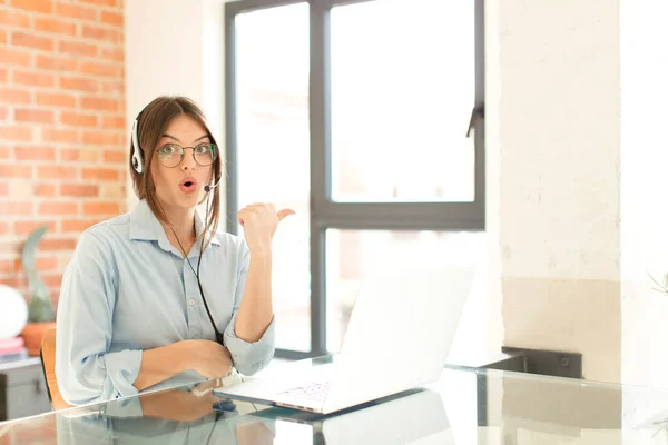 Ganska Telemarketer Ser Förvånad Misstro Pekar Objekt Sidan Och Säger — Stockfoto