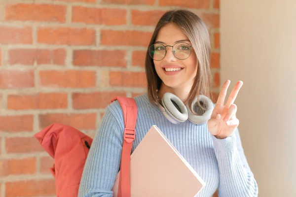 Mooie Student Glimlachen Kijken Gelukkig Zorgeloos Positief Gebaren Overwinning Vrede — Stockfoto