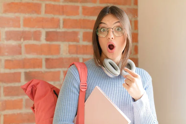 Hübsche Studentin Schaut Schockiert Und Überrascht Mit Weit Aufgerissenem Mund — Stockfoto