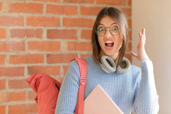 Mooie Student Schreeuwen Met Handen Omhoog Lucht Zich Woedend Gefrustreerd — Stockfoto