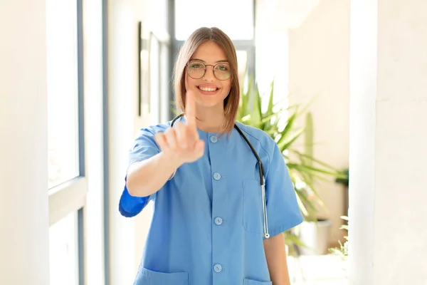 Enfermeira Bonita Sorrindo Orgulhosamente Confiantemente Fazendo Número Pose Triunfante Sentindo — Fotografia de Stock