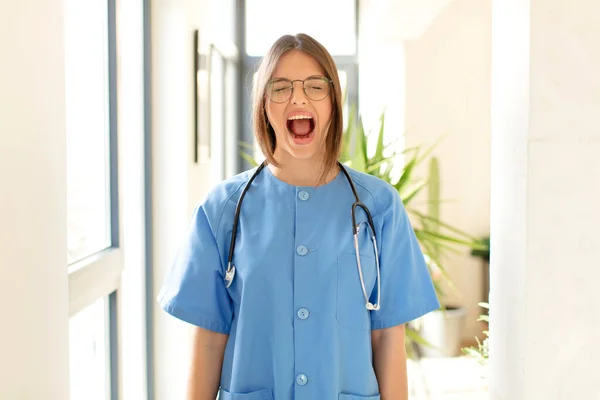 Mooie Verpleegster Schreeuwen Agressief Kijken Erg Boos Gefrustreerd Verontwaardigd Geïrriteerd — Stockfoto