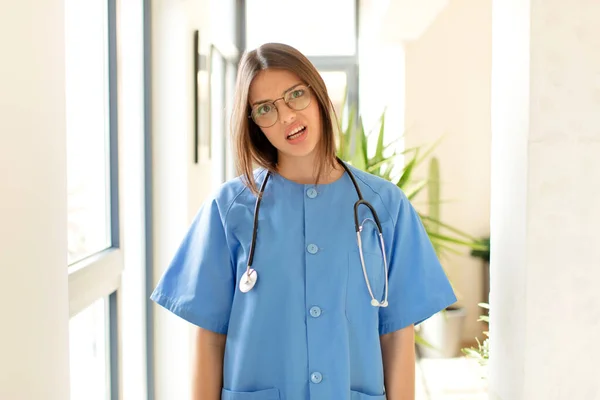 Pretty Nurse Feeling Puzzled Confused Dumb Stunned Expression Looking Something — Stockfoto