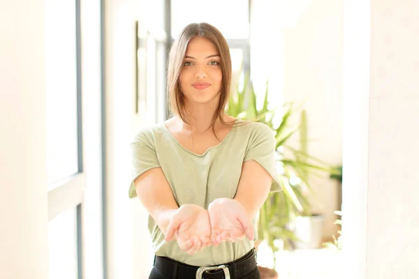 Bonita Mujer Sonriendo Felizmente Con Mirada Amistosa Segura Positiva Ofreciendo — Foto de Stock