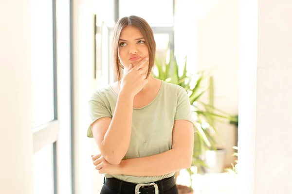 Jolie Femme Pensant Sentant Douteux Confus Avec Différentes Options Demandant — Photo