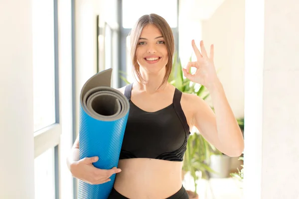 Sportlerin Fühlt Sich Glücklich Entspannt Und Zufrieden Zeigt Zustimmung Mit — Stockfoto