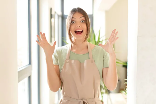 Mujer Bonita Sintiéndose Feliz Emocionada Sorprendida Sorprendida Sonriendo Asombrada Por —  Fotos de Stock