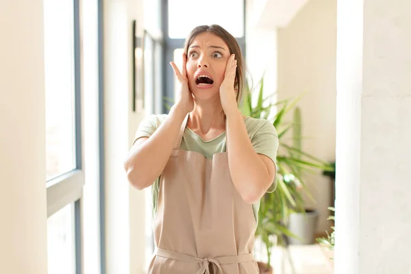 Mujer Bonita Sintiéndose Feliz Emocionada Sorprendida Mirando Lado Con Ambas —  Fotos de Stock