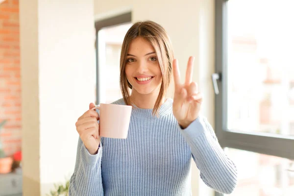 Mooie Vrouw Glimlachen Kijken Gelukkig Zorgeloos Positief Gebaren Overwinning Vrede — Stockfoto