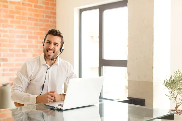 Telemarketer Guapo Con Actitud Alegre Despreocupada Rebelde Bromeando Sacando Lengua —  Fotos de Stock