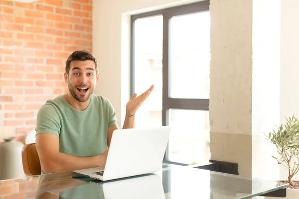 Hombre Guapo Sintiéndose Feliz Sorprendido Alegre Sonriendo Con Actitud Positiva — Foto de Stock