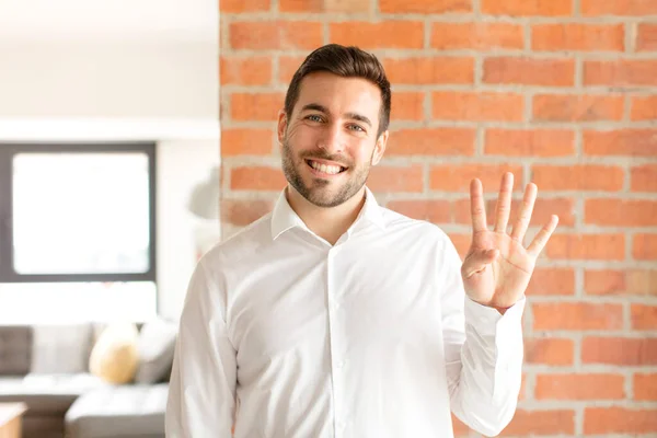 Όμορφος Επιχειρηματίας Χαμογελαστός Και Φιλικός Νούμερο Τέσσερα Τέταρτο Χέρι Μπροστά — Φωτογραφία Αρχείου