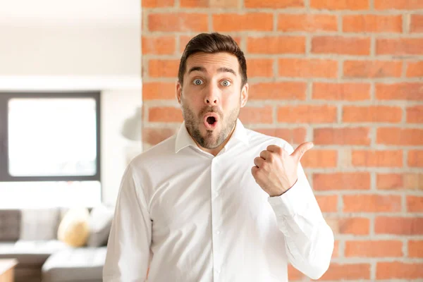 Handsome Businessman Looking Astonished Disbelief Pointing Object Side Saying Wow — Stock Photo, Image