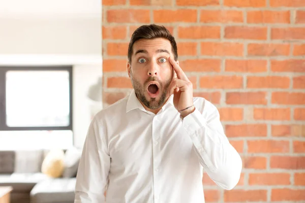 Hombre Negocios Guapo Que Sorprendido Con Boca Abierta Sorprendido Realizando —  Fotos de Stock