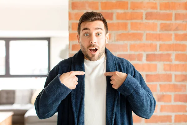 Homem Bonito Sentindo Feliz Surpreso Orgulhoso Apontando Para Mesmo Com — Fotografia de Stock