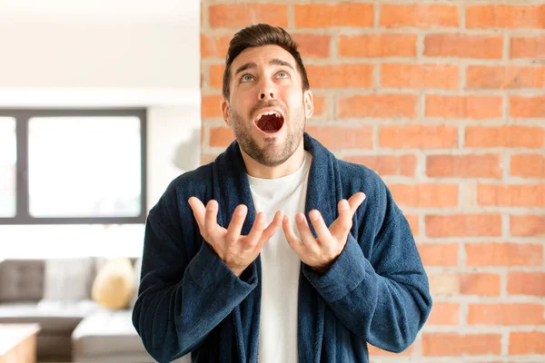 Hombre Guapo Buscando Desesperado Frustrado Estresado Infeliz Molesto Gritando Gritando —  Fotos de Stock