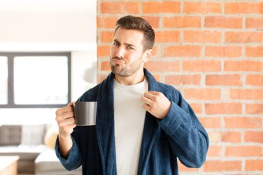 Yakışıklı adam kibirli, başarılı, pozitif ve gururlu görünüyor, kendini gösteriyor.