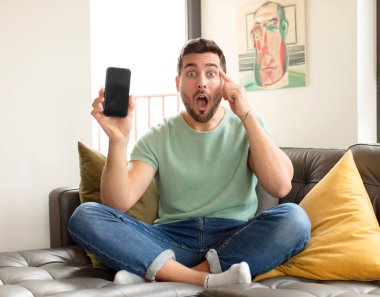 Yakışıklı adam şaşırmış, ağzı açık, şok olmuş, yeni bir düşünce, fikir ya da konsept keşfediyor.