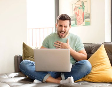 Yakışıklı bir adam komik bir şakaya gülüyor, mutlu ve neşeli hissediyor, eğleniyor.