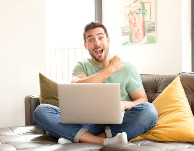 Yakışıklı adam mutlu, pozitif ve başarılı hissediyor, bir meydan okumayla karşılaştığında motive oluyor veya iyi sonuçları kutluyor.