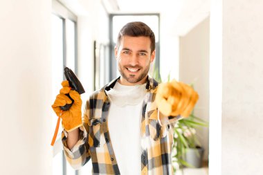 Becerikli adam kameraya kendinden emin, arkadaş canlısı bir gülümsemeyle bakıyor ve seni seçiyor.