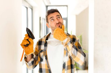 Becerikli düşünen, kuşkulu ve kafası karışık hisseden, farklı seçenekleri olan, hangi kararı vereceğini merak eden biri.