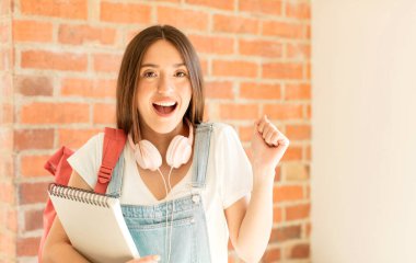 Şok oldum, heyecanlandım ve mutluyum, gülüyorum ve başarıyı kutluyorum,!