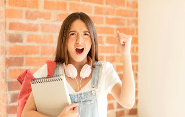 Kızgın bir ifadeyle saldırganca bağırmak ya da başarıyı kutlayan yumruklarla.