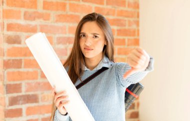 Huysuz, sinirli, sinirli, hayal kırıklığına uğramış ya da canı sıkkın bir mimar.