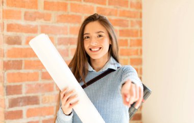 Tatmin olmuş, kendine güvenen, dostça gülümseyen ve seni seçen güzel bir mimar.