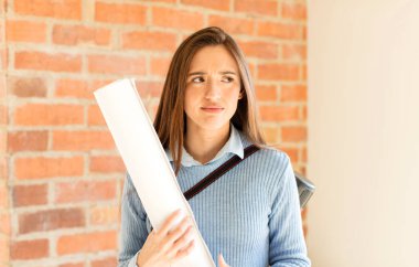 Güzel bir mimar üzgün, üzgün ya da kızgın hisseder ve olumsuz bir tavır takınır, anlaşmazlıkla kaşlarını çatar.