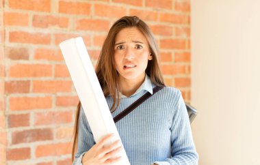 Güzel mimar şaşkın ve şaşkın görünüyor. Sinirli bir hareketle dudağını ısırıyor. Sorunun cevabını bilmiyor.