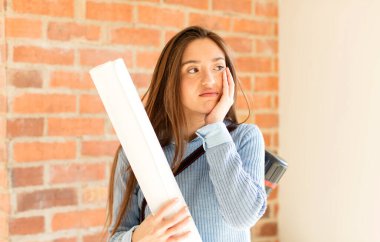 Güzel mimar sıkılmış, hayal kırıklığına uğramış ve uykulu. Yorucu, sıkıcı ve can sıkıcı bir görevden sonra, el ele tutuşarak.