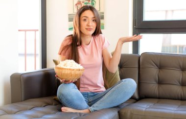 Kafası karışmış, kafası karışmış, şüpheci, farklı seçenekleri tartıyor ya da komik ifadelerle seçiyor.