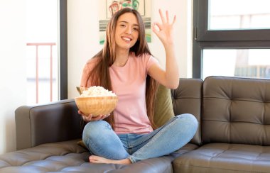 Mutlu, rahat ve tatmin olmuş hissediyorum. Onayını iyi bir hareketle gösteriyorum. Gülümsüyorum.