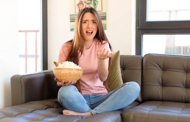 Çaresiz ve hayal kırıklığına uğramış görünüyor, stresli, mutsuz ve sinirli, bağırıyor ve çığlık atıyor