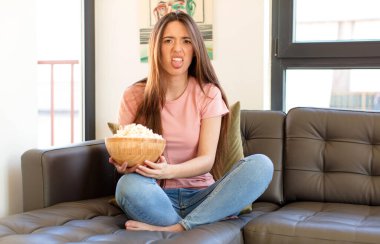 İğrençsin, sinir bozucusun, dilini dışarı çıkarıyorsun, iğrenç ve iğrenç bir şeyden hoşlanmıyorsun.