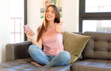 Güzel bir kadın gururlu, tasasız, kendinden emin ve mutlu, olumlu gülümsüyor.