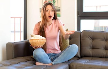 Son derece şok olmuş ve şaşırmış, endişeli ve paniklemiş hissediyorum, stresli ve korkmuş bir bakışla