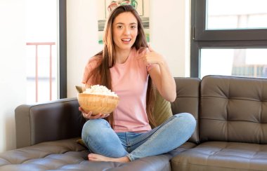 Mutlu, şaşkın ve gururlu hissediyorum. Heyecanlı ve şaşkın bir bakışla kendimi gösteriyorum.