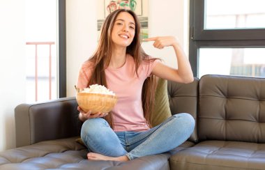 Kendine güvenen gülümseme, geniş gülümseme, pozitif, rahat, tatmin olmuş tavır.