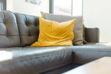 Genç sakallı adam kanepede dinleniyor.