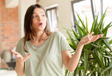 Güzel bir kadın opera yapıyor ya da konserde şarkı söylüyor, romantik, sanatsal ve tutkulu hissediyor.