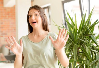 Güzel bir kadın sersemlemiş ve korkmuş hissediyor. Korkutucu bir şeyden korkuyor. Elleri açık ve uzak dur diyor.