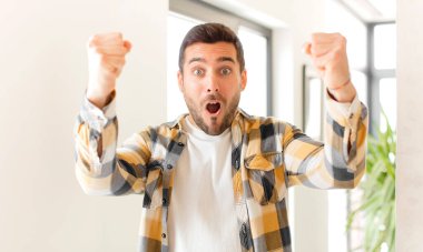 Yakışıklı adam inanılmaz bir başarıyı kutluyor. Kazanan gibi, heyecanlı ve mutlu görünüyor. Al bunu.!