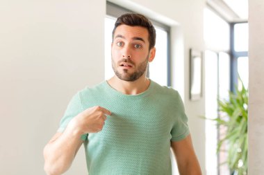 Yakışıklı adam şaşkın, şaşkın ve güvensiz hissediyor, kendini gösterip kim olduğunu soruyor, ben mi??