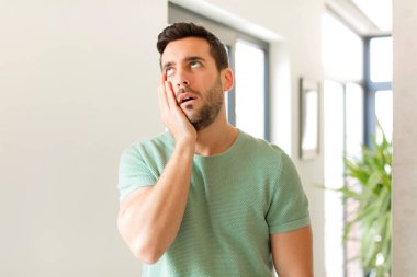 Yakışıklı adam sıkılmış, hayal kırıklığına uğramış ve uykulu. Yorucu, sıkıcı ve can sıkıcı bir işten sonra, el ele tutuşarak.