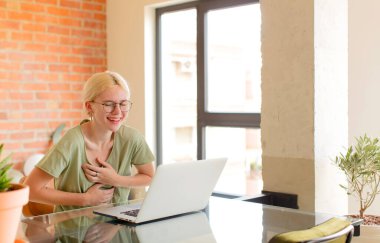 Güzel öğrenci komik bir şakaya yüksek sesle gülüyor, mutlu ve neşeli hissediyor, eğleniyor.