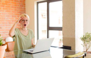 Güzel öğrenci mutlu görünüyor, şaşırmış ve şaşırmış, gülümsüyor ve inanılmaz ve inanılmaz iyi haberleri fark ediyor.